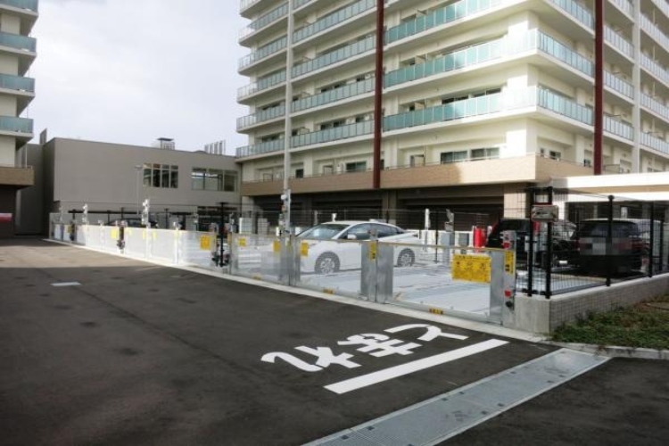 ザ・タワーズフロンティア札幌の駐車場